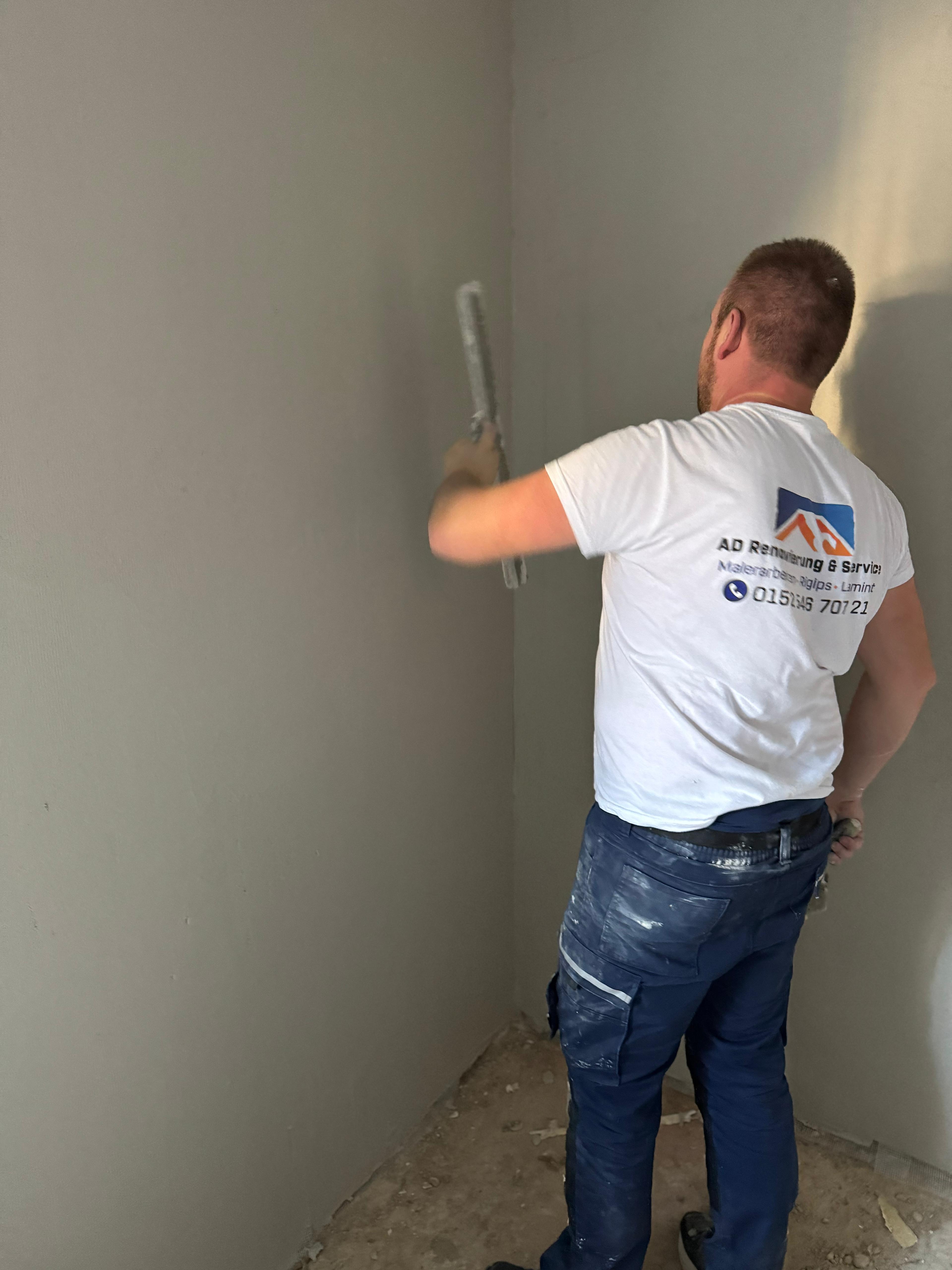 Armin bei Renovierungsarbeiten - AD Renovierung & Service in Aktion